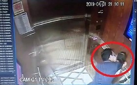 圖為阮友鈴於本月1日晚在Galaxy9公寓的電梯裡對一名女童觸摸、擁抱與強吻等性騷擾行為，被監控器錄取的畫面。（圖源：視頻截圖）