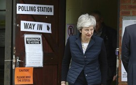 英國首相特蕾莎‧梅現身票站。