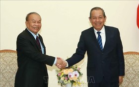 政府常務副總理張和平(右)接見柬埔寨禮儀與宗教部大臣亨柴。（圖源：越通社）