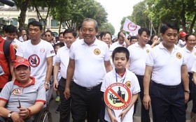 張和平副總理(中)參加遊行支持“喝酒不開車”運動。（圖源：越通社）