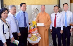 市委常務副書記陳留光（左三）看望並祝賀越南佛教教會第一副法主、市越南佛教教會理事會主任釋智廣和尚。