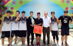 穗城會館理事長盧耀南頒獎給奪得第一名的李鋒中學籃球隊。
