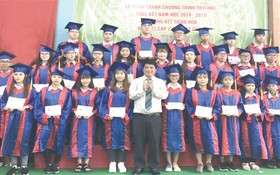 該校董事長陳金泉向畢業生頒發畢業證書。