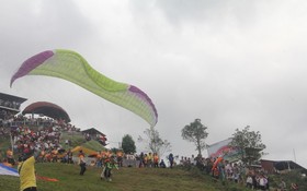 “在放水梯田上飛翔” 滑翔傘節活動。（圖源：互聯網）