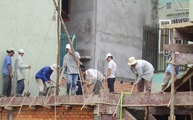 建築工程高但腳手架簡陋，勞工也沒有勞動保護工具。