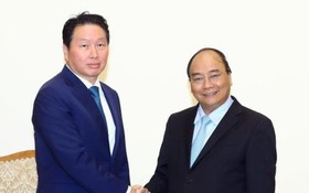 政府總理阮春福(右)接見韓國SK集團董事長崔泰源。（圖源：越通社）