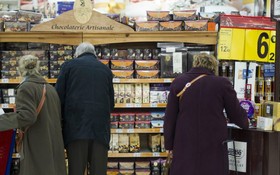 圖為民眾在超市貨架前挑選商品。 （圖源：AFP）