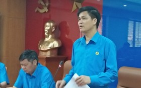 越南勞動總聯團副主席吳維曉（右）在新聞發佈會上發言。（圖源：TH）