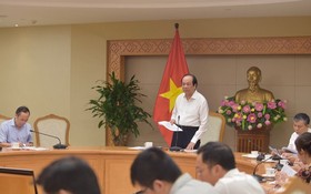 政府辦公廳主任梅進勇部長（站立）主持會議並發言。（圖源：日北）