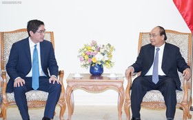 政府總理阮春福（右）接見菲律賓對越南最大的投資企業之一的JG頂峰集團總裁吳詩農。（圖源：VGP）