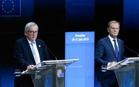 歐委會主席容克(左)和歐洲理事會主席圖斯克 (右)在布魯塞爾歐盟峰會首日的記者會。（圖源：AFP）
