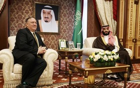 美國務卿蓬佩奧（左）與沙特王儲穆罕默德‧薩勒曼會面。（圖源：路透社）