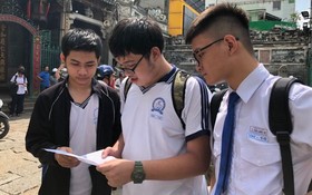 文朗學校華人考生考試後互相交流。