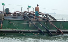 圖為在芹耶縣馬嶼海域非法採沙駁船。（圖源：公元）