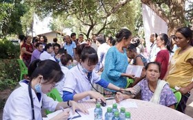 廣治省青年醫生協會成員赴老撾沙灣拿吉省贈醫施藥。（圖源：翠安）
