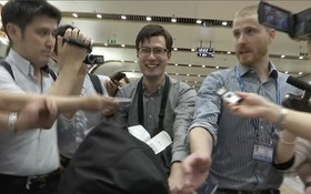 澳洲籍留學生亞歷克‧西格利（中）4日獲釋後，從朝鮮飛抵北京機場。（圖源：AP）