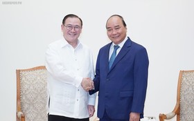 政府總理阮春福（右）接見菲律賓外交部長特奧多羅‧洛欽。（圖源：VGP）