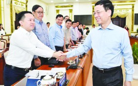 新聞與傳播部長阮孟雄（右）同與會代表握手。（圖源：互聯網）