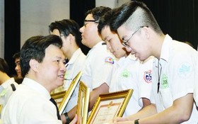 教育與培訓部副部長阮友度向優秀生頒發獎狀。（圖源：互聯網）