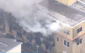 日本京都動畫工作室18日發生火災造成人命重大損失。（圖源：NHK）