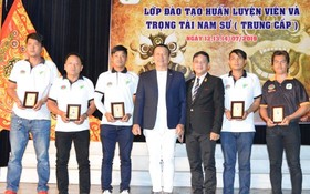 徐梓衡與劉劍昌兩位師傅向5位出色學員頒獎。