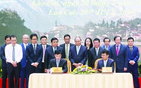 政府總理阮春福（前中）見證老街省人委會與各企業簽署投資協議書。（圖源：Chinhphu.vn）
