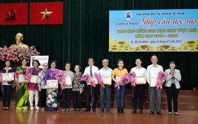 組委會向多個華人單位頒贈感謝狀。