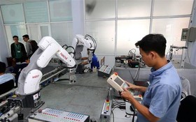 全球創意指數越南躍升３級，排名第四十二位。圖為機械科實習生在SHTP-Training中心進行機器手臂操控實習。（圖源：越通社）