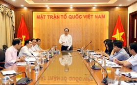越南祖國陣線中央委員會主席陳清敏（中）主持獎項指委會、組委會會議。（圖源：潘草）