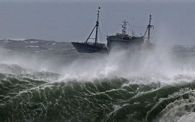 東海出現低氣壓區，陣風達8至9級，掀起2至4米高的海浪，海上波濤洶湧。（示意圖源：互聯網）