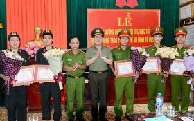南定省公安廳領導向所屬業務單位的5名幹部、戰士表彰。（圖源：陲楊）