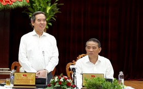 中央經濟部長阮文平（左）在會上發表講話。（圖源：誠忠）