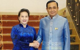 國會主席阮氏金銀（左）會見泰國總理巴育‧詹歐差。（圖源：VOV）