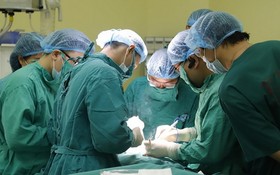 手術團隊為乳癌患者N.T.T進行乳房切除及腋窩淋巴結清掃手術。（圖源：蔡河）