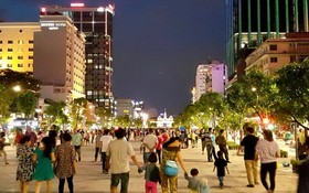 阮惠街本月 30 日晚禁車。圖為阮惠步行街夜景一瞥。（示意圖源：互聯網）