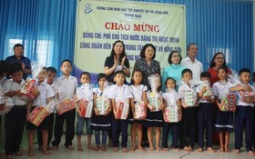 國家副主席鄧氏玉盛武向鴻山殘疾兒童撫養中心的小朋友們贈送禮物。（圖源：阮莊）