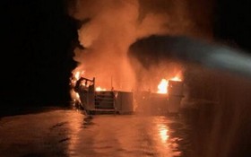 美國加利福尼亞州南部聖克魯斯島附近海域一艘遊船當地時間2日凌晨發生火災，現已確認25人死亡，仍有9人失蹤。（圖源：AP）