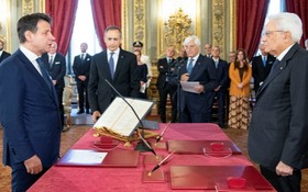 9月5日，在意大利羅馬，總統馬塔雷拉（右一）和總理孔特（左一）出席新一屆政府宣誓就職儀式。（圖源：新華社）