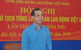 越南勞動總聯團主席阮廷康在會議上發表結論。（圖源：勞動報）