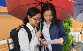 兩名華文科考生在討論試題。