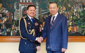 公安部長蘇霖大將（右）接見柬埔寨王國內務部國家警察總署總監涅沙文上將。（圖源：越通社）