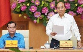 政府總理阮春福（右）在會議上發表講話。（圖源：光孝）