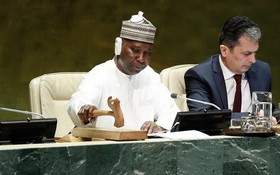 9月30日，在位於紐約的聯合國總部，第74屆聯大主席穆罕默德-班迪(左)宣佈一般性辯論閉幕。  （圖源：新華社）