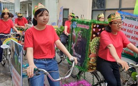 第五郡各坊婦女組團騎自行車遊行，每輛自行車都掛有“熱愛環保”的宣傳海報。