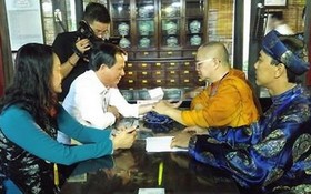 大南太醫堂醫師給前來光顧的遊客把脈看診。（圖源：netcodo.com.vn）