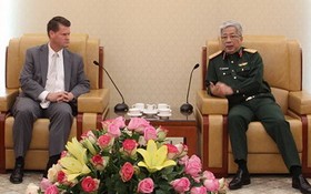 國防部副部長阮志詠上將（右）接見美國國防部長印度洋-太平洋安全事務助理蘭德爾‧施萊弗。（圖源：越通社）