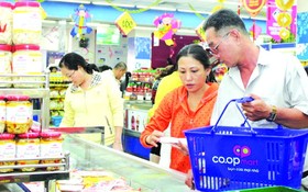 消費者在超市選購價格平抑商品。