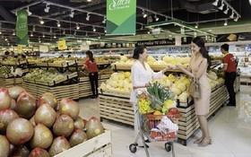消費者在 Vin Eco 選購物品。（圖源：VinMart）