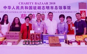 去年中國總領事館參加國際慈善義賣活動的展位。