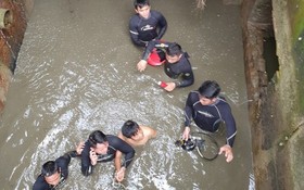 陳成發上尉與隊友將被困在排水渠裡的遇險者救出。 